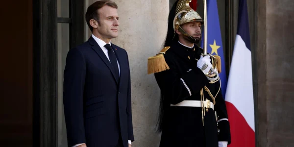 Emmanuel Macron pe treptele Palatului Elysee FOTO EPA-EFE
