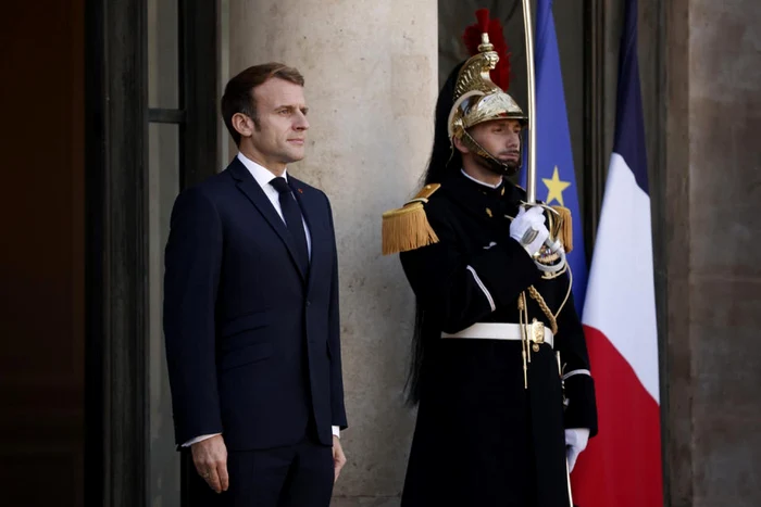 Emmanuel Macron pe treptele Palatului Elysee, unde noul steag francez flutură alături de drapelul UE FOTO EPA-EFE