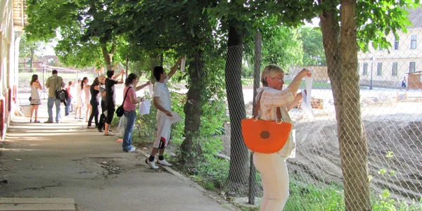 Pe gardul care împrejmuieşte parcul a fost lipită o rugăciune