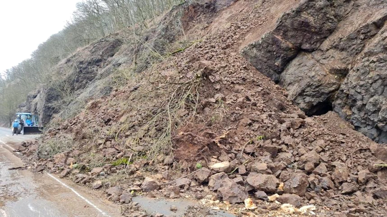 
    Circulaţie rutieră oprită pe DN7, în judeţul Arad, în urma unei alunecări de terenSursă foto: ISU Arad  