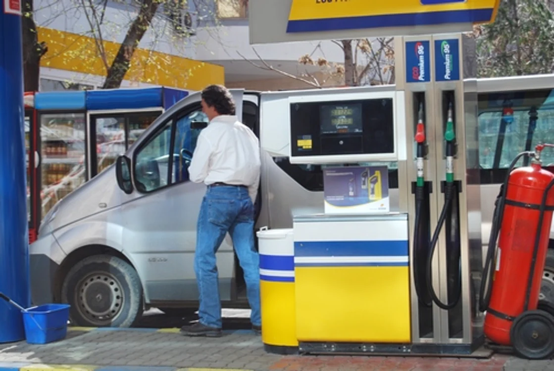 
    Şoferii vor fi încântaţi să vadă că au scăzut preţurile la pompă  