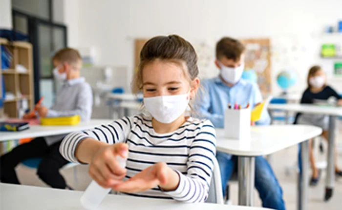 Masca, distanţarea şi igiena - armele împotriva virusului SARS-CoV-2