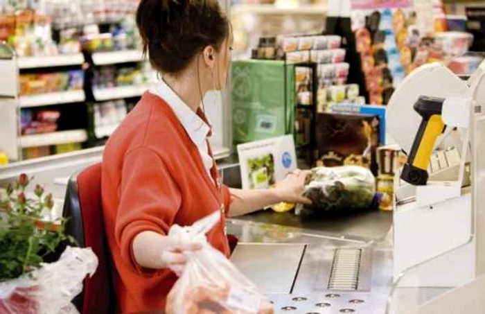 Angajaţii din supermarket au fost în prima linie în această criză