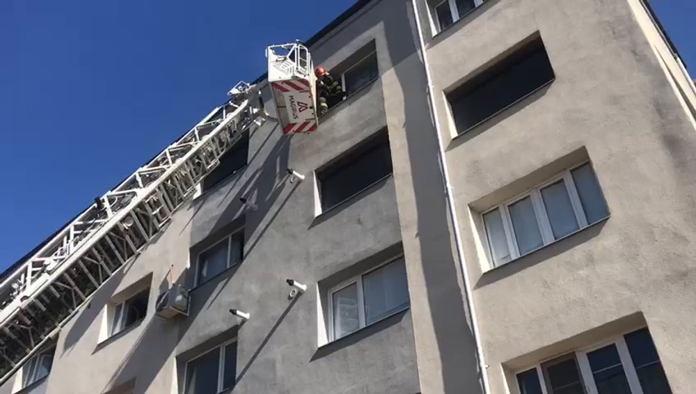 Incendiu în bloc provocat de un copil, la Tecuci. Toți locatarii, evacuați de pompieri VIDEO 