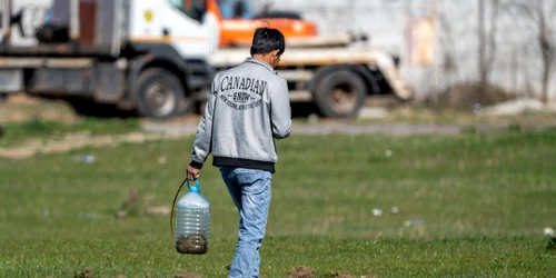 Vietnamezii sapă după popândăi FOTO Anamaria Manolea