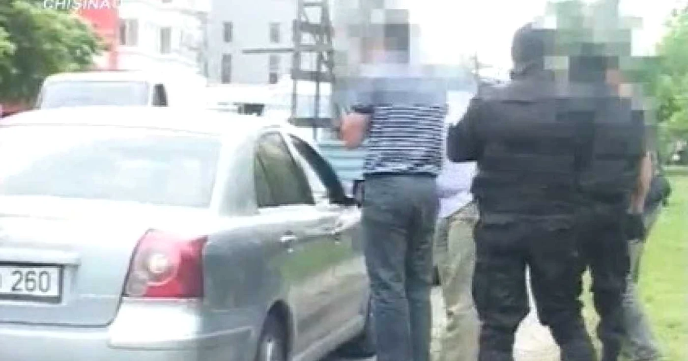Cei doi poliţişti au fost prinşi în flagrant de colegii de la Fulger şi securitatea internă a MAI