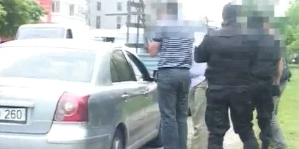 Cei doi poliţişti au fost prinşi în flagrant de colegii de la Fulger şi securitatea internă a MAI