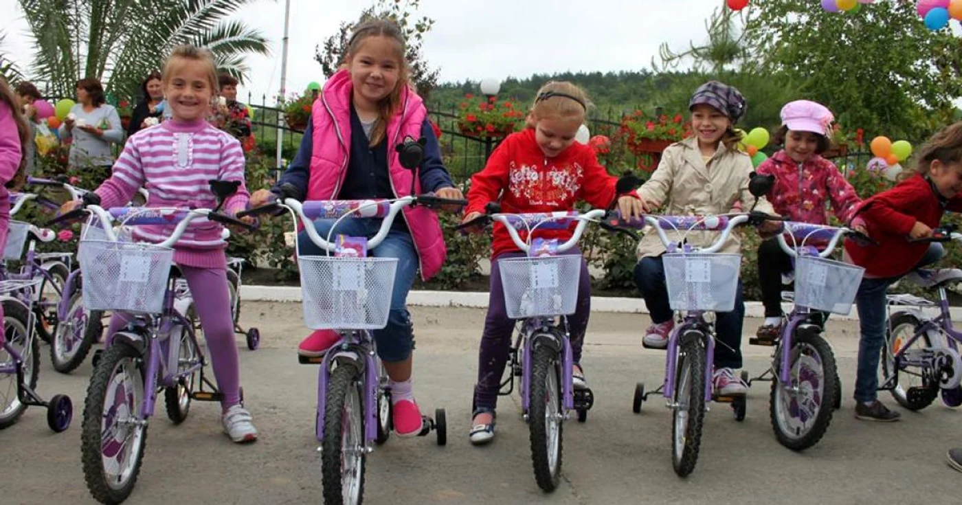 Copiii au primit biciclete cadou de 1 iunie FOTO comunapestera.ro