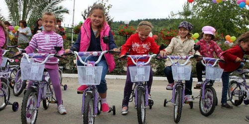 Copiii fericiţi din comuna Peştera