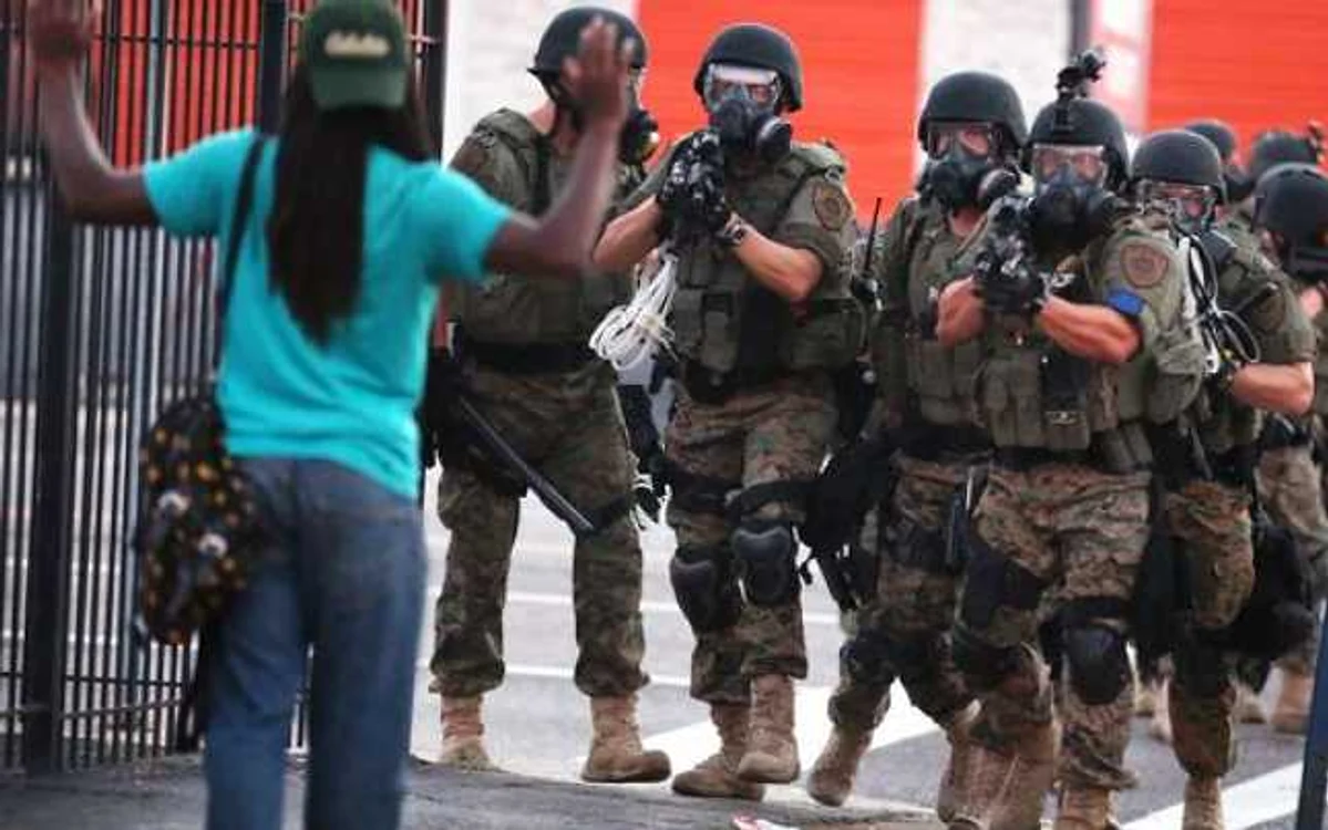 În orăşelul american Ferguson poliţia face cu greu faţă furiei populaţiei de culoare