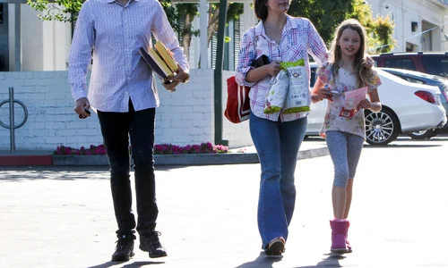 Exclusive    Milla Jovovich Out And Abuot With Her Family In LA jpeg