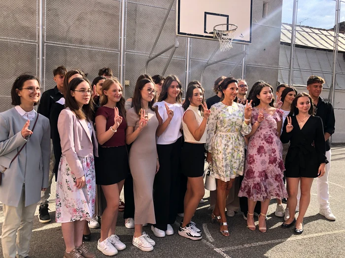 Carmen Iohannis, alături de elevi al deschiderea anului școlar FOTO: Turnul Sfatului