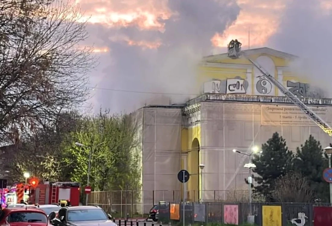 Incendiul a fost localizat la etajul 1 al clădiriii aflate în reabilitare. Foto: Facebook