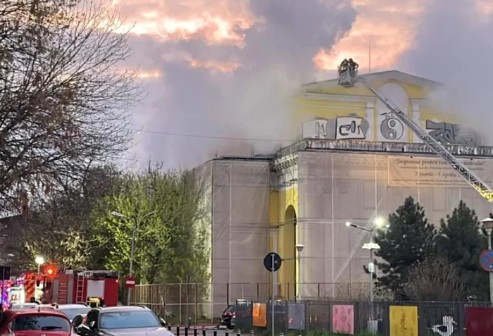 Incendiul a fost localizat la etajul 1 al clădiriii aflate în reabilitare. Foto: Facebook
