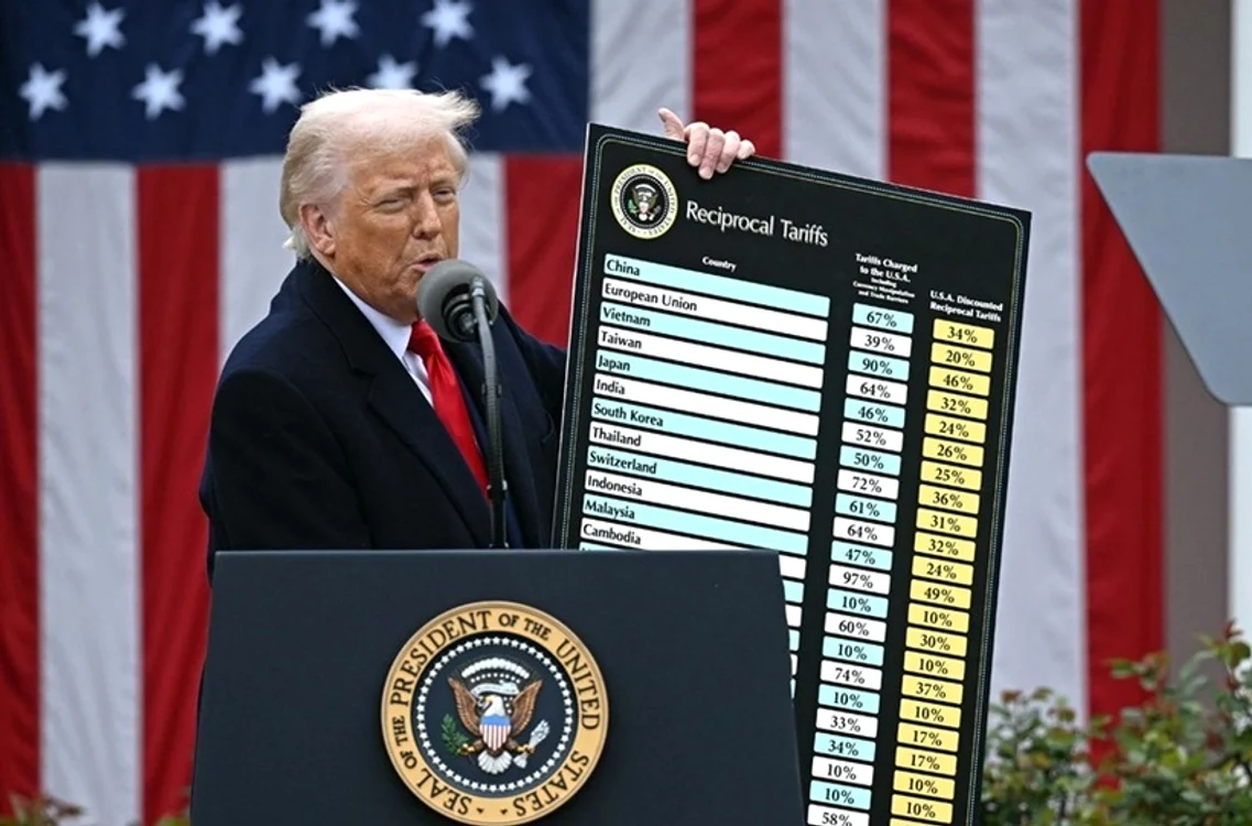 Donald Trump prezentând taxele vamale