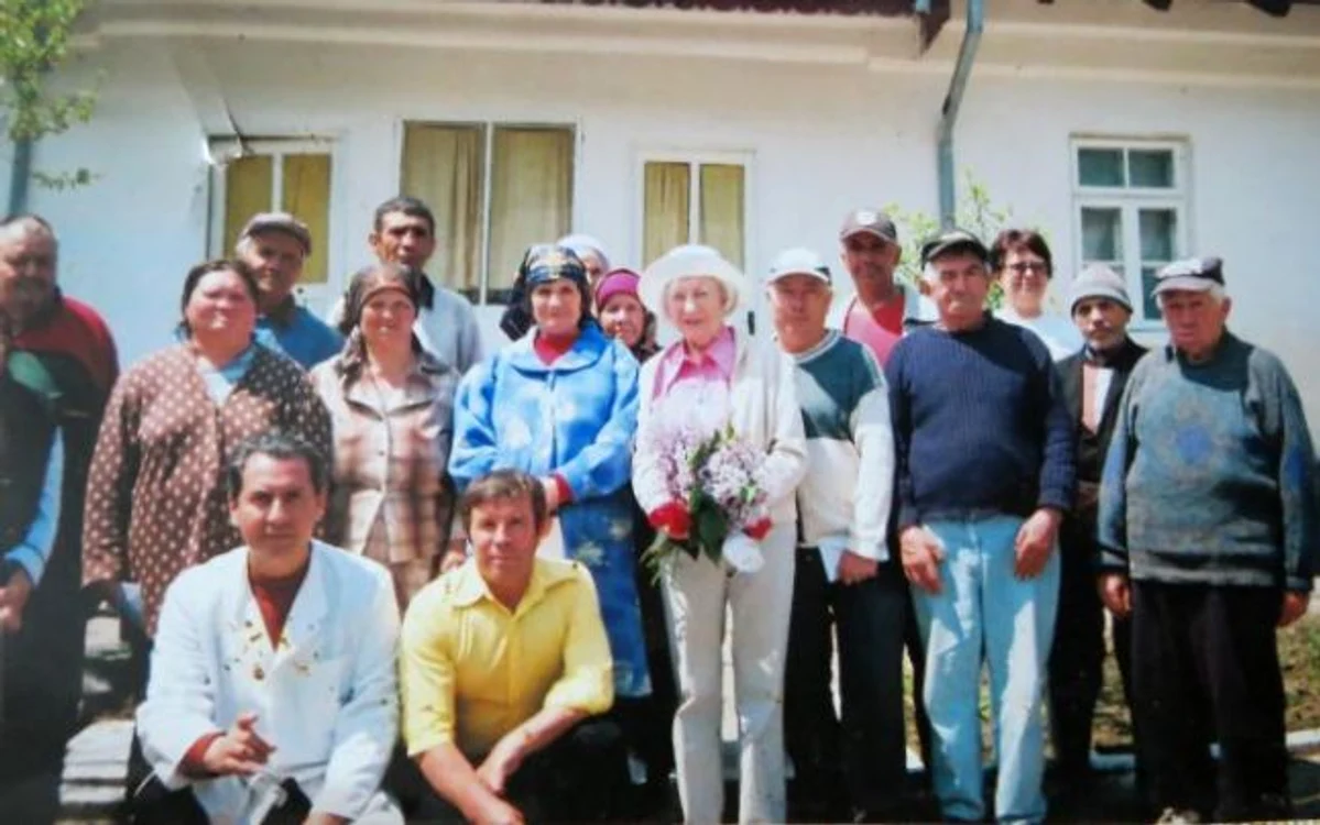 Doctorul Răzvan Vasiliu (primul din stânga, jos) a fost decorat pentru „devotament faţă de bolnavi“