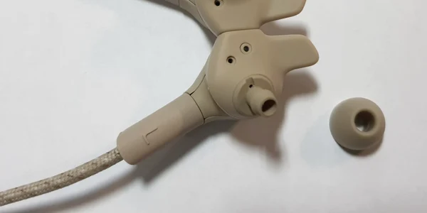 Beoplay E6 căşti wireless de la Bang&Olufsen FOTO Adrian Pogîngeanu