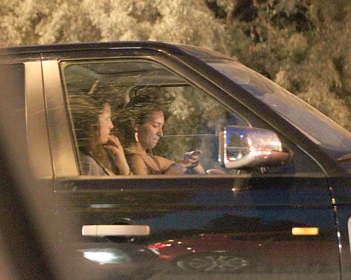 Creatoarea de modă a plecat din club împreună cu o prietenă bună