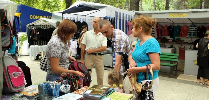 Părinții își pregătesc micuții de școală 