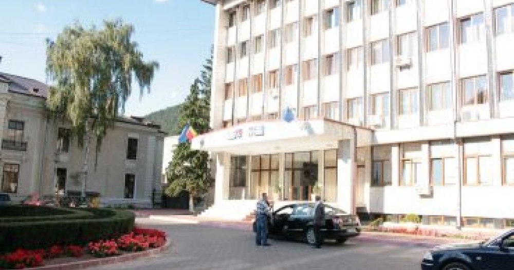 Circa 400 de membri ai Federaţiei Sindicatului Liber din Învăţământ au pichetat prefectura