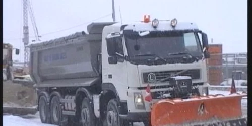 Utilajele sunt pregătite în garaj.Foto: Arhivă