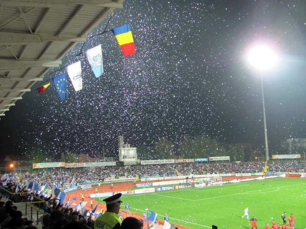 Un frumos spectacol cu confeti a avut loc înainte de începerea meciului