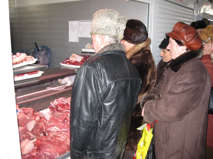 Brăilenii fac coadă la carnea de porc. FOTO: N.Butnaru