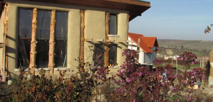 Căsuţa din paie de pe un deal al oraşului Turda FOTO: Florina Pop