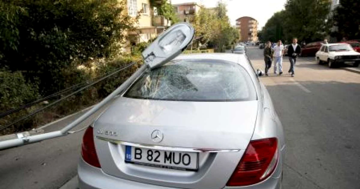 Cluj: FOTO VIDEO Un TIR a doborât cinci stâlpi dintr-o lovitură. Unul a zdrobit un Mercedes de 160 de mii de euro