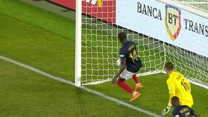Momentul în care mingea a părut că intră în poarta francezilor. Captură TV