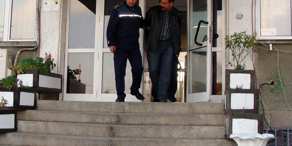 În maşina celor doi au mai fost găsite alte 30 de bancnote