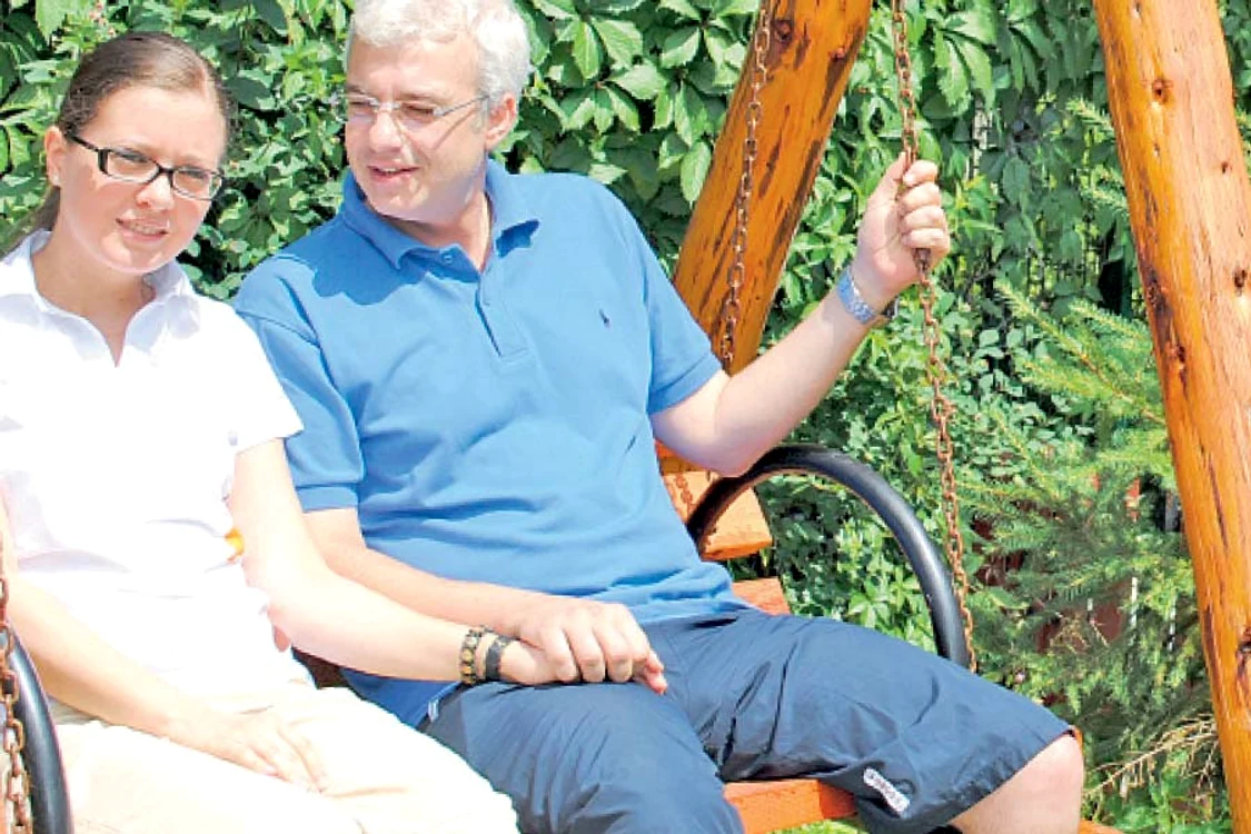 Odată cu venirea pe lume a micuţei Lara, Alina şi Cătălin se simt un cuplu împlinit