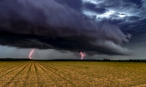 Furtuna - nori negri - fulgere - vremea - meteo FOTO Shutterstock 
