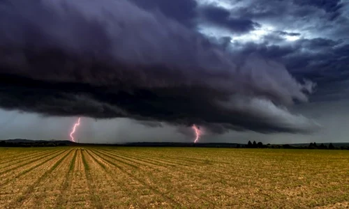 Furtuna - nori negri - fulgere - vremea - meteo FOTO Shutterstock 