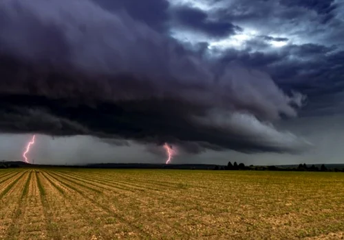 Furtuna - nori negri - fulgere - vremea - meteo FOTO Shutterstock 
