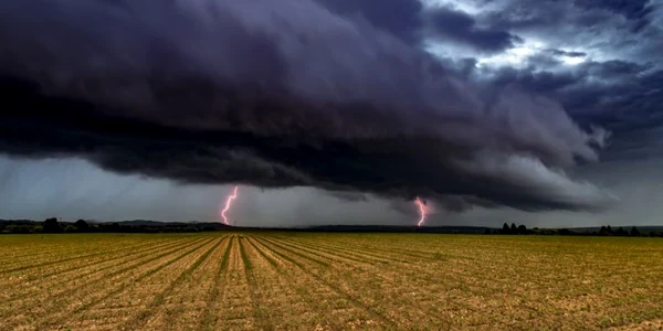 Furtuna - nori negri - fulgere - vremea - meteo FOTO Shutterstock 