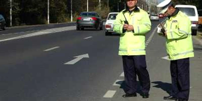 Poliţia a prins un tânăr care conducea fără permis