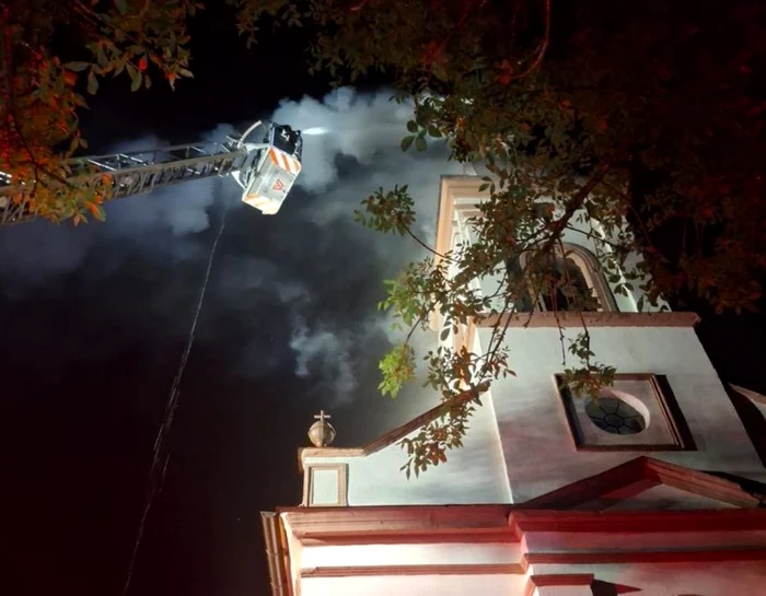 Incendiu la o biserică din Arad, după ce un fulger a lovit turla