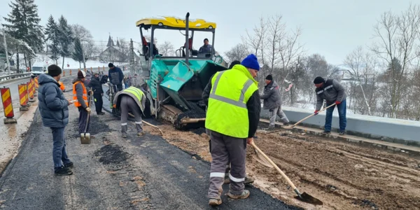 asfalt turnat direct in noroi la Suceava 