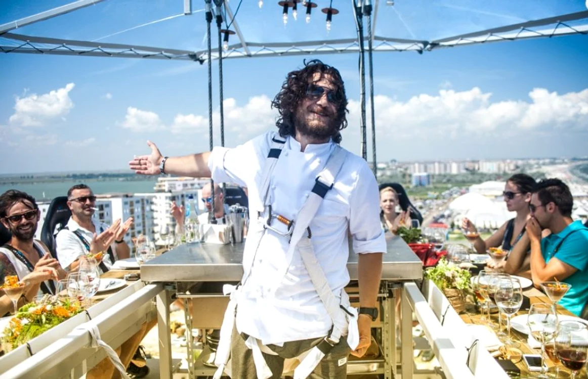 FOTO Chef Florin Dumitrescu a asigurat preparatele culinare la una din ediţiile anterioare Dinner in the Sky.