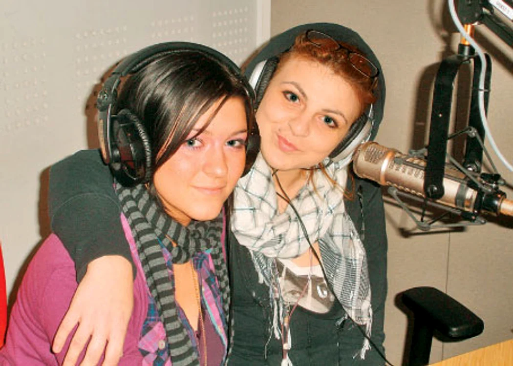  Lys Pârvu (stânga), alături de DJ-ul Radio 21 Nicoleta Creciunesc