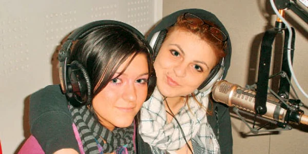  Lys Pârvu (stânga), alături de DJ-ul Radio 21 Nicoleta Creciunesc