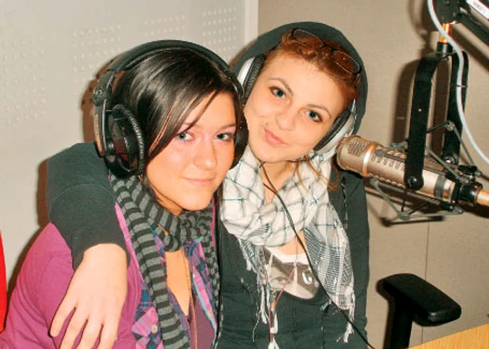  Lys Pârvu (stânga), alături de DJ-ul Radio 21 Nicoleta Creciunesc