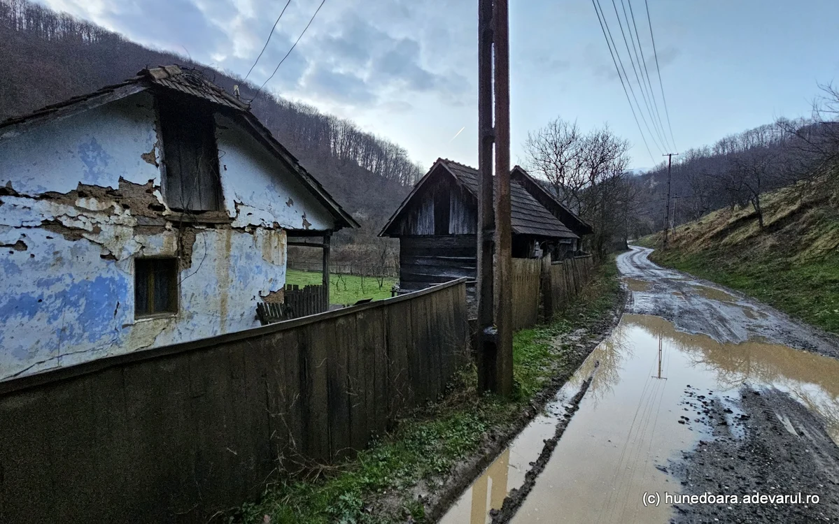 Drumul spre satul Almășel. Foto: Daniel Guță. ADEVĂRUL