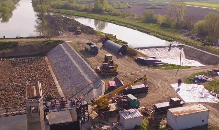 Lucrări la ecluza de la Sânmihaiul Român