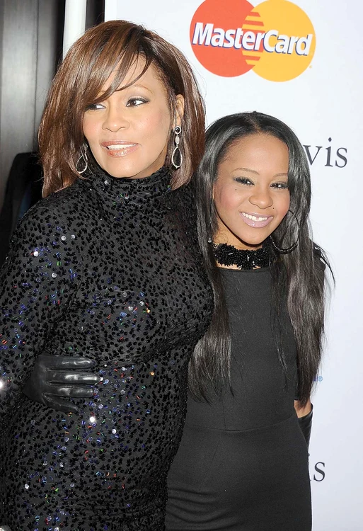 
    Bobbi Kristina ar putea sa se stinga la 3 ani de la disparitia mameifoto: guliver/splashnews  