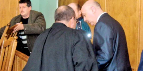 Cristian Anghel (dreapta), în sala de judecată