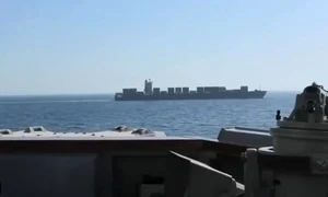 SUA au tras asupra unei nave iranieie in Strâmtoarea Ormuz FOTO captură jpg