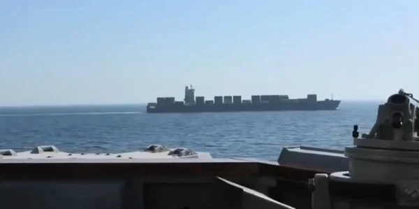 SUA au tras asupra unei nave iranieie in Strâmtoarea Ormuz FOTO captură jpg
