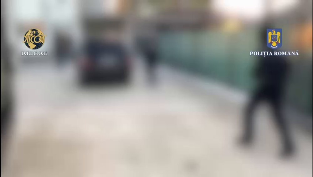 Trei percheziții la traficanți de droguri din Argeș și Dâmbovița. Indivizii au fost reținuți VIDEO